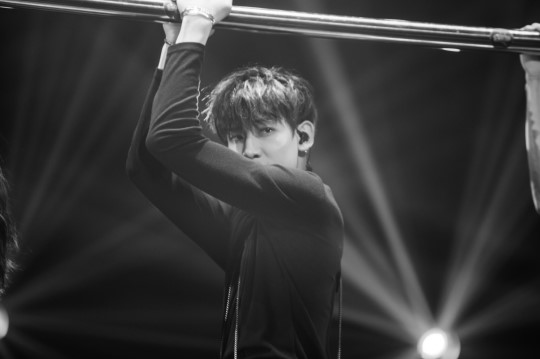 “2016JYP家族演唱會”幕后花絮公開 王嘉爾觀看表演顯呆萌【組圖】