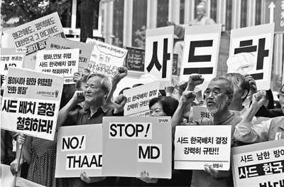 韓國抗議部署“薩德”的行動浪潮已持續1個多月。圖為首爾光華門廣場，韓國民間團體舉行示威活動，要求韓美當局撤回部署“薩德”決定。 記者 陳尚文攝