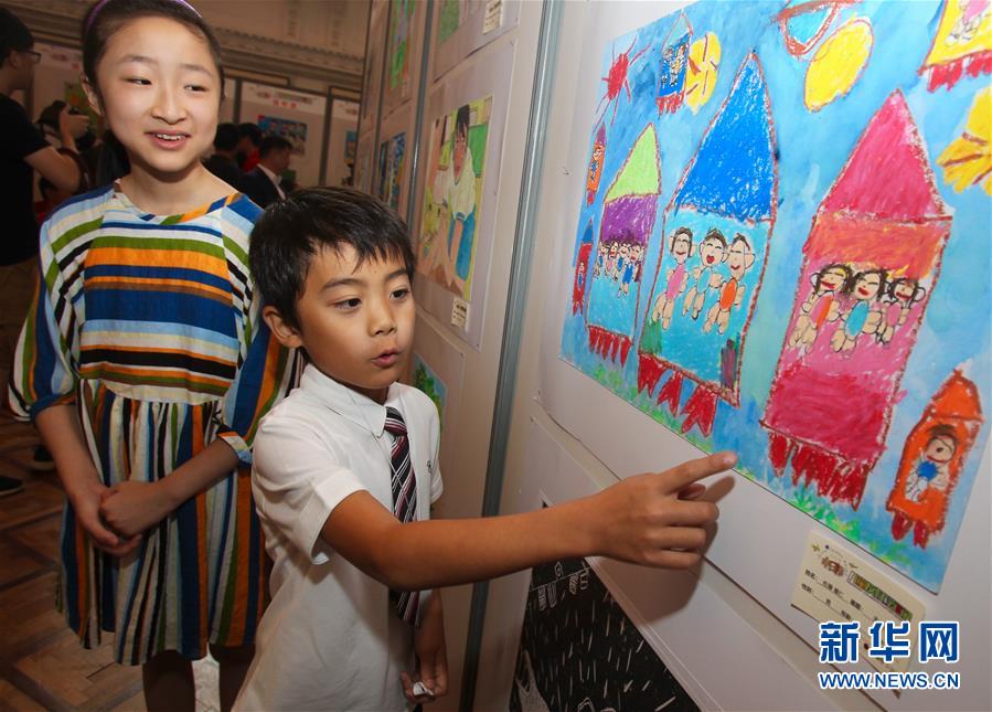 8月13日，來自日本福岡7歲的佐藤藏仁向中國小朋友介紹自己的畫作《未來火箭》。