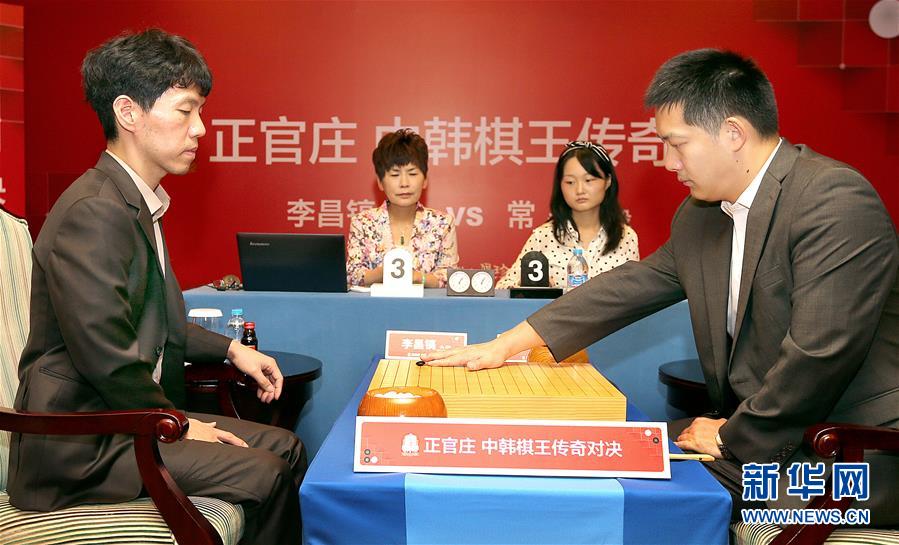 中國棋手常昊九段（右）和韓國棋手李昌鎬九段在比賽中。