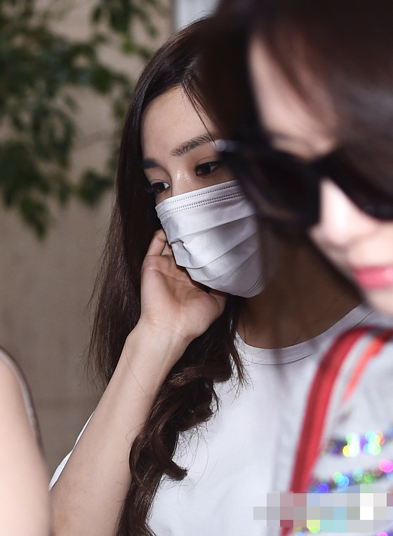 Tiffany發日本軍旗照后戴口罩亮相 少女時代返韓現身機場【組圖】