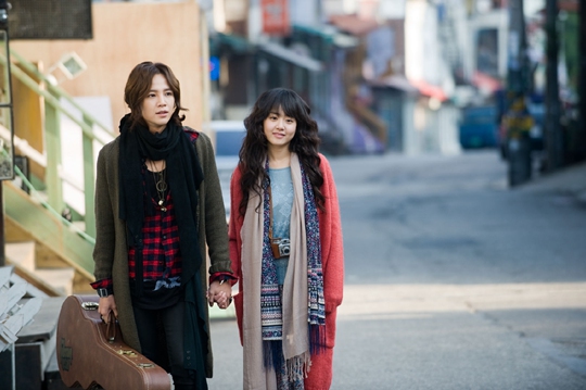 《W-兩個世界》李鐘碩韓孝周情侶裝超甜 盤點韓劇情侶穿搭【組圖】