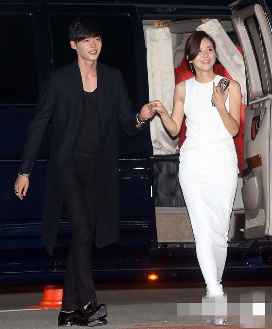 《W-兩個世界》李鐘碩韓孝周情侶裝超甜 盤點韓劇情侶穿搭【組圖】