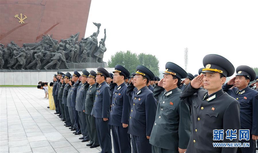 朝鮮民眾向領袖銅像獻花 紀念“解放日”（高清組圖）
