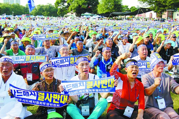 15日，在韓美計劃部署薩德的星州郡，進行完削發儀式的民眾示威要求取消部署薩德。(陳尚文攝)