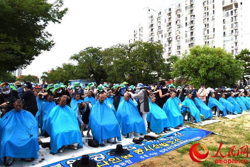 908人參加了削發示威活動。成碩攝