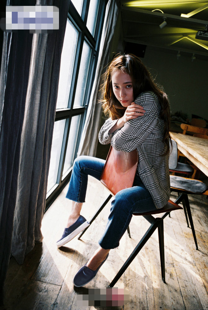 f(x)鄭秀晶寫真夢幻氛圍 隨性姿態秀美腿【組圖】