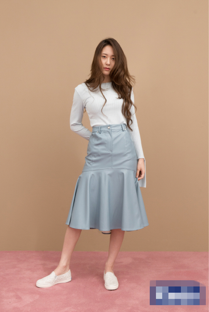 f(x)鄭秀晶寫真夢幻氛圍 隨性姿態秀美腿【組圖】