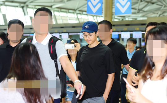 宋仲基隨性穿搭現身機場飛上海 圓框眼鏡呆萌可愛【組圖】