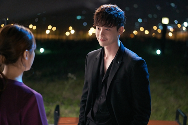 《W-兩個世界》有愛瞬間盤點 李鐘碩韓孝周“一言不合就kiss”【組圖】