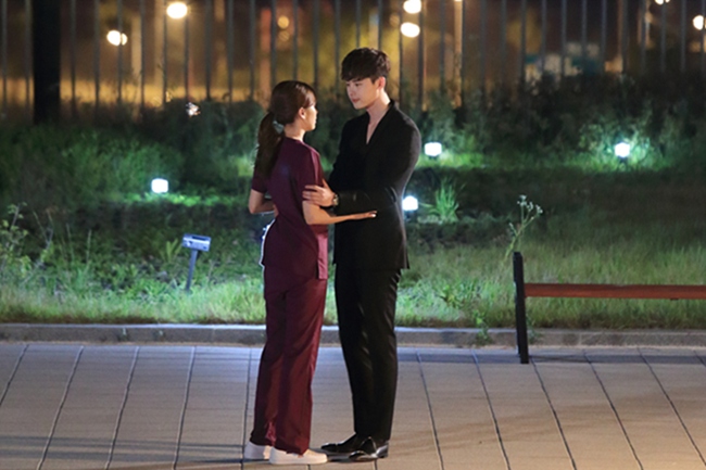 《W-兩個世界》有愛瞬間盤點 李鐘碩韓孝周“一言不合就kiss”【組圖】