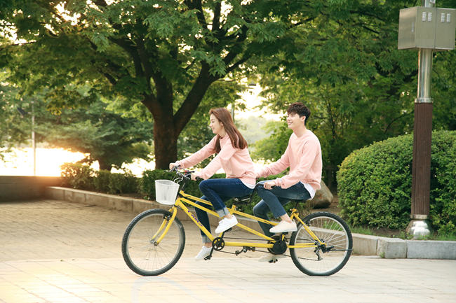 《W-兩個世界》有愛瞬間盤點 李鐘碩韓孝周“一言不合就kiss”【組圖】