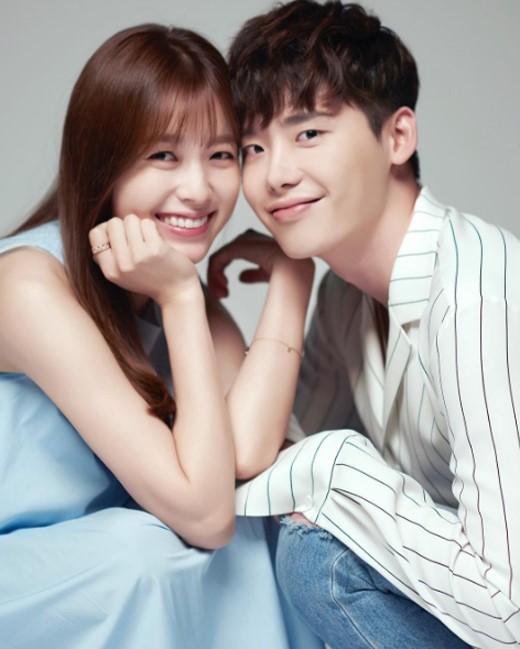 《W-兩個世界》有愛瞬間盤點 李鐘碩韓孝周“一言不合就kiss”【組圖】