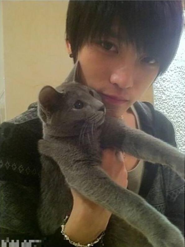 Bigbang權志龍EXO金希澈崔始源 韓國愛豆都愛萌寵【組圖】