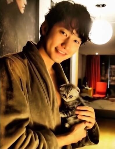 Bigbang權志龍EXO金希澈崔始源 韓國愛豆都愛萌寵【組圖】