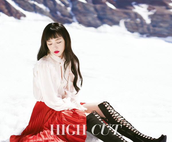 雪莉登瑞士雪山拍寫真 雪肌黑發變身“白雪公主”【組圖】