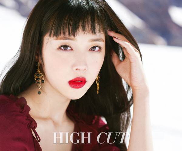 雪莉登瑞士雪山拍寫真 雪肌黑發變身“白雪公主”【組圖】