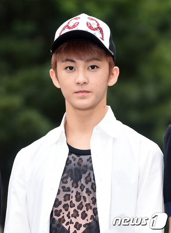 泫雅宇宙少女IOI亮相“上班路” NCT127與EXO同場拼人氣【組圖】