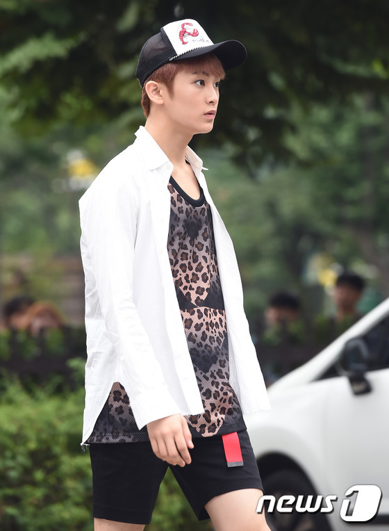 泫雅宇宙少女IOI亮相“上班路” NCT127與EXO同場拼人氣【組圖】