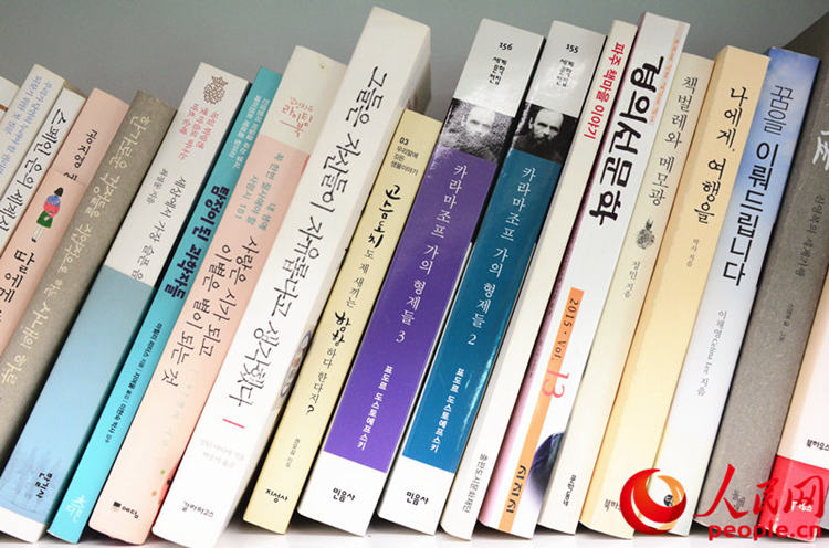 韓國地鐵開出“書香列車”【組圖】