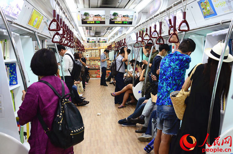 韓國地鐵開出“書香列車”【組圖】