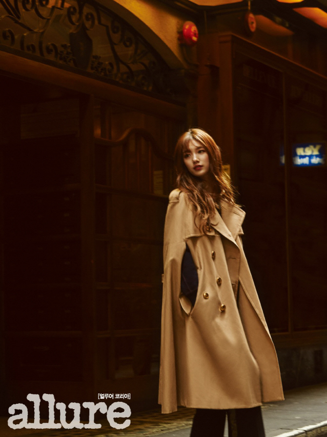 《任意依戀》秀智最新寫真大片 魅惑紅唇飄逸長發吸睛【組圖】