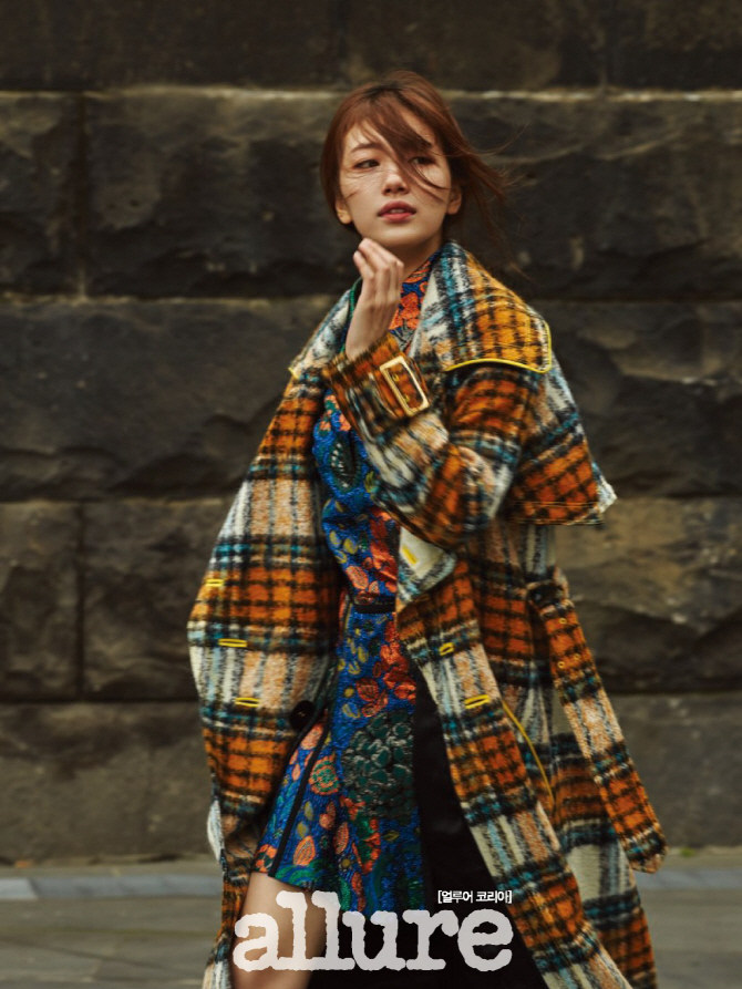 《任意依戀》秀智最新寫真大片 魅惑紅唇飄逸長發吸睛【組圖】