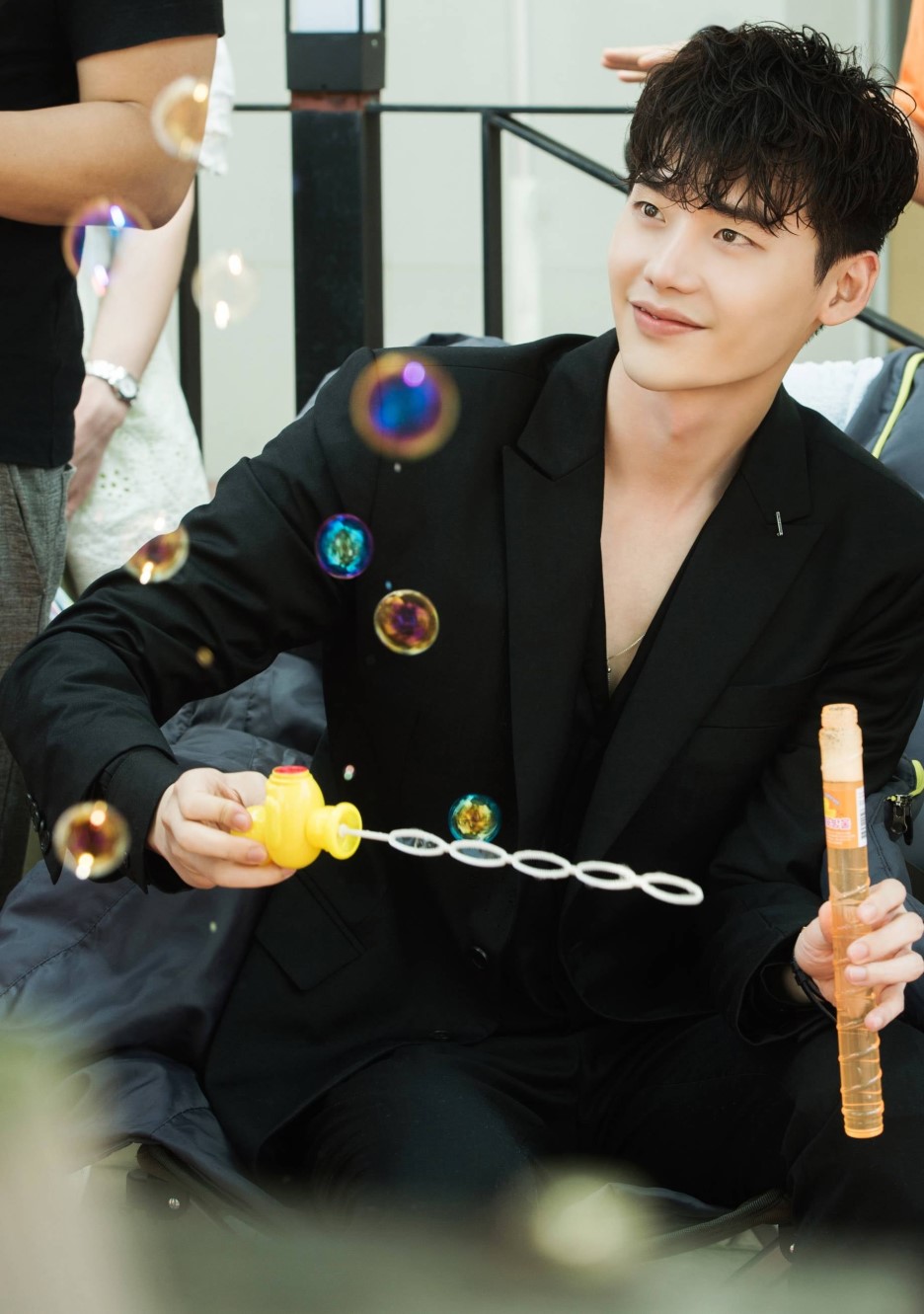 《W-兩個世界》花絮照匯總 李鐘碩韓孝周片場有愛互動【組圖】