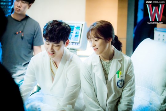 《W-兩個世界》花絮照匯總 李鐘碩韓孝周片場有愛互動【組圖】