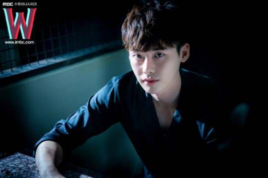 《W-兩個世界》花絮照匯總 李鐘碩韓孝周片場有愛互動【組圖】