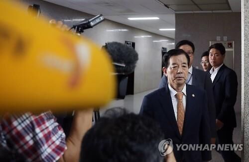 22日下午，韓防長韓民求尋訪國會。(圖片來源：韓聯社)
