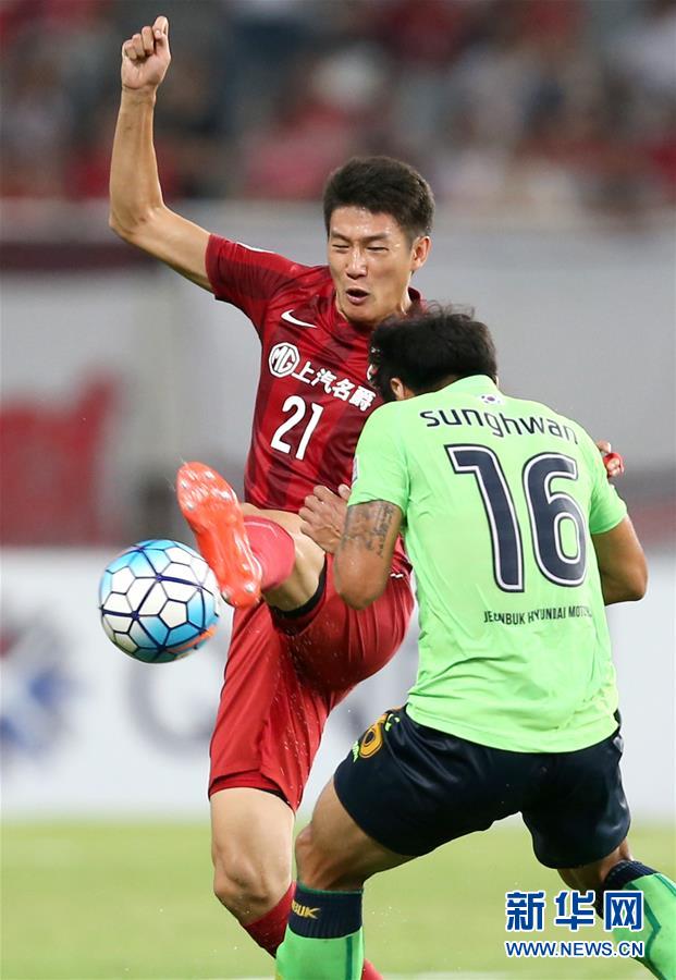 上海上港隊球員于海（左）在比賽中拼搶。