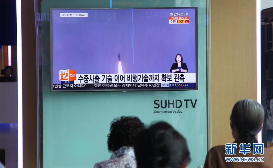 8月24日，在韓國首爾火車站，旅客通過大屏幕觀看關于朝鮮發射導彈的電視節目。韓國軍方聯合參謀本部24日說，朝鮮當天清晨向朝鮮半島東部海域發射一枚潛射彈道導彈。朝鮮方面目前尚無相關報道。