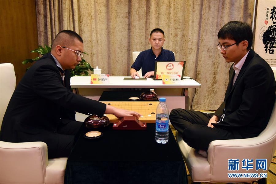 中國選手陳耀燁（左）戰勝韓國選手樸廷桓（右），晉級半決賽。