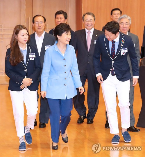 8月25日，在青瓦臺，韓國總統樸槿惠邀里約奧運健兒共進午餐。（圖片來源：韓聯社）