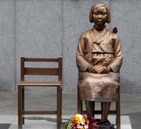 位于韓國首爾的日本駐韓大使館前象征二戰時期日軍慰安婦的少女銅像