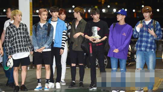 NCT現身機場飛夏威夷 泰容黑衣裝扮帥氣吸睛【組圖】