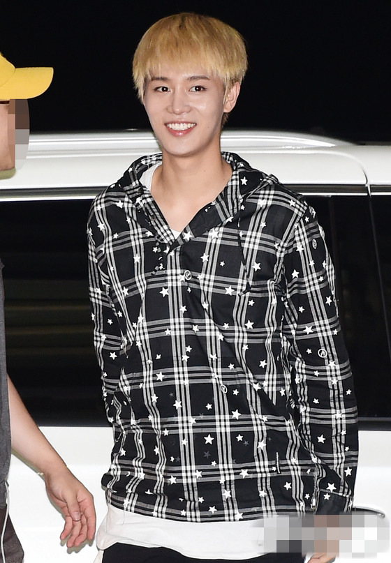 NCT現身機場飛夏威夷 泰容黑衣裝扮帥氣吸睛【組圖】