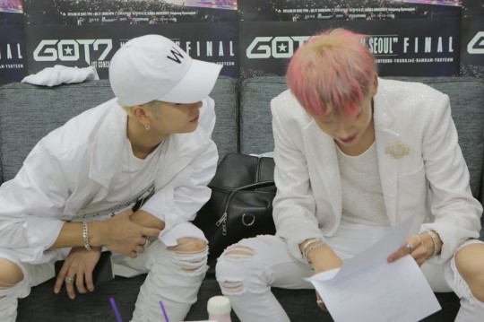GOT7首爾安可演唱會臺前幕后照大公開 王嘉爾反串戴長發【組圖】