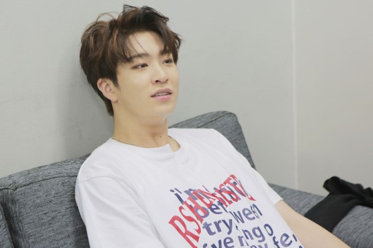 GOT7首爾安可演唱會臺前幕后照大公開 王嘉爾反串戴長發【組圖】