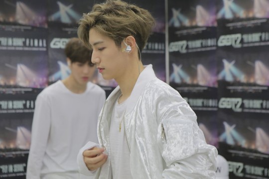 GOT7首爾安可演唱會臺前幕后照大公開 王嘉爾反串戴長發【組圖】