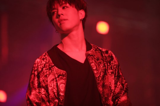 GOT7首爾安可演唱會臺前幕后照大公開 王嘉爾反串戴長發【組圖】