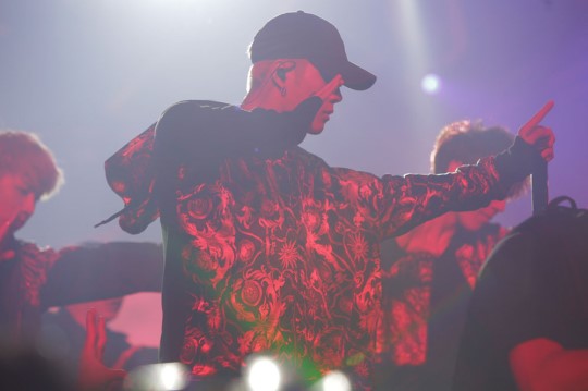 GOT7首爾安可演唱會臺前幕后照大公開 王嘉爾反串戴長發【組圖】