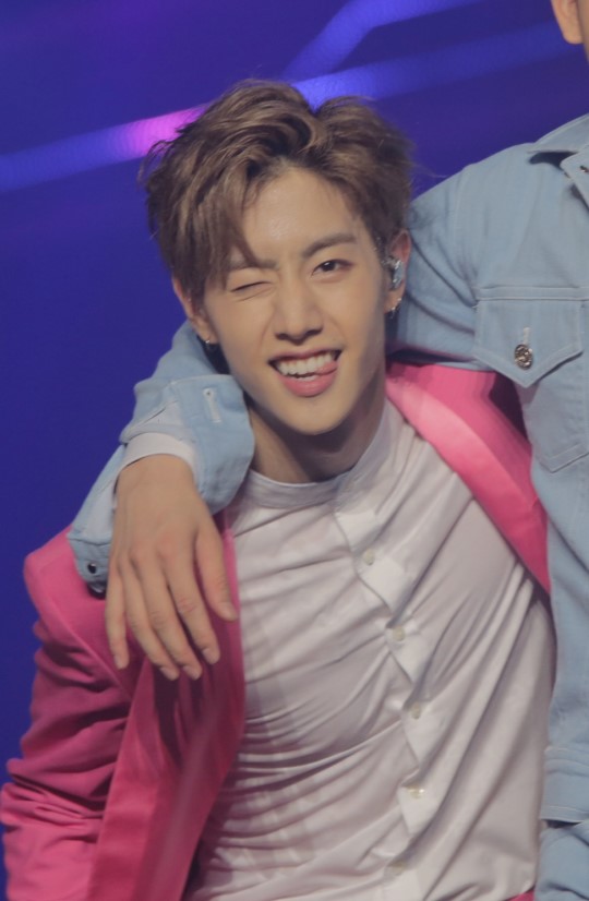 GOT7首爾安可演唱會臺前幕后照大公開 王嘉爾反串戴長發【組圖】