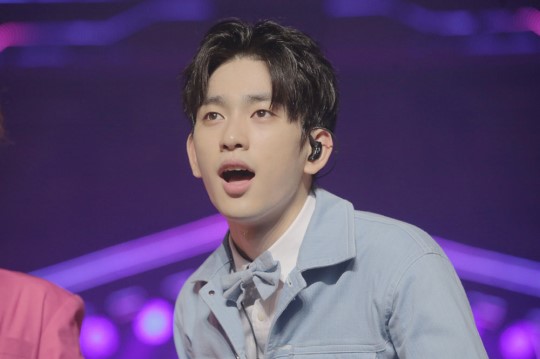 GOT7首爾安可演唱會臺前幕后照大公開 王嘉爾反串戴長發【組圖】