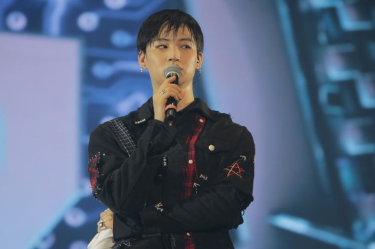 GOT7首爾安可演唱會臺前幕后照大公開 王嘉爾反串戴長發【組圖】