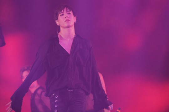 GOT7首爾安可演唱會臺前幕后照大公開 王嘉爾反串戴長發【組圖】