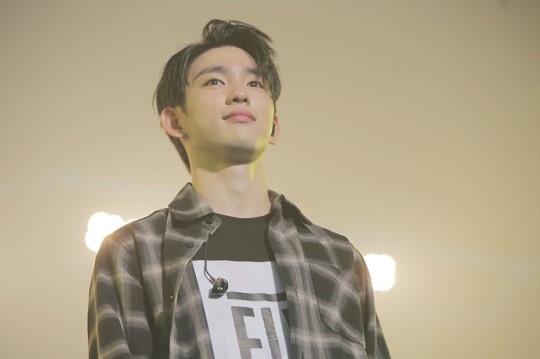 GOT7首爾安可演唱會臺前幕后照大公開 王嘉爾反串戴長發【組圖】