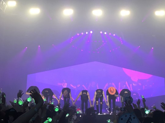 GOT7首爾安可演唱會臺前幕后照大公開 王嘉爾反串戴長發【組圖】