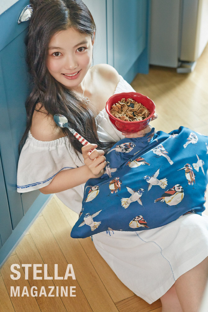 《云畫的月光》金裕貞拍清純寫真 大眼睛顯靈動之美【組圖】